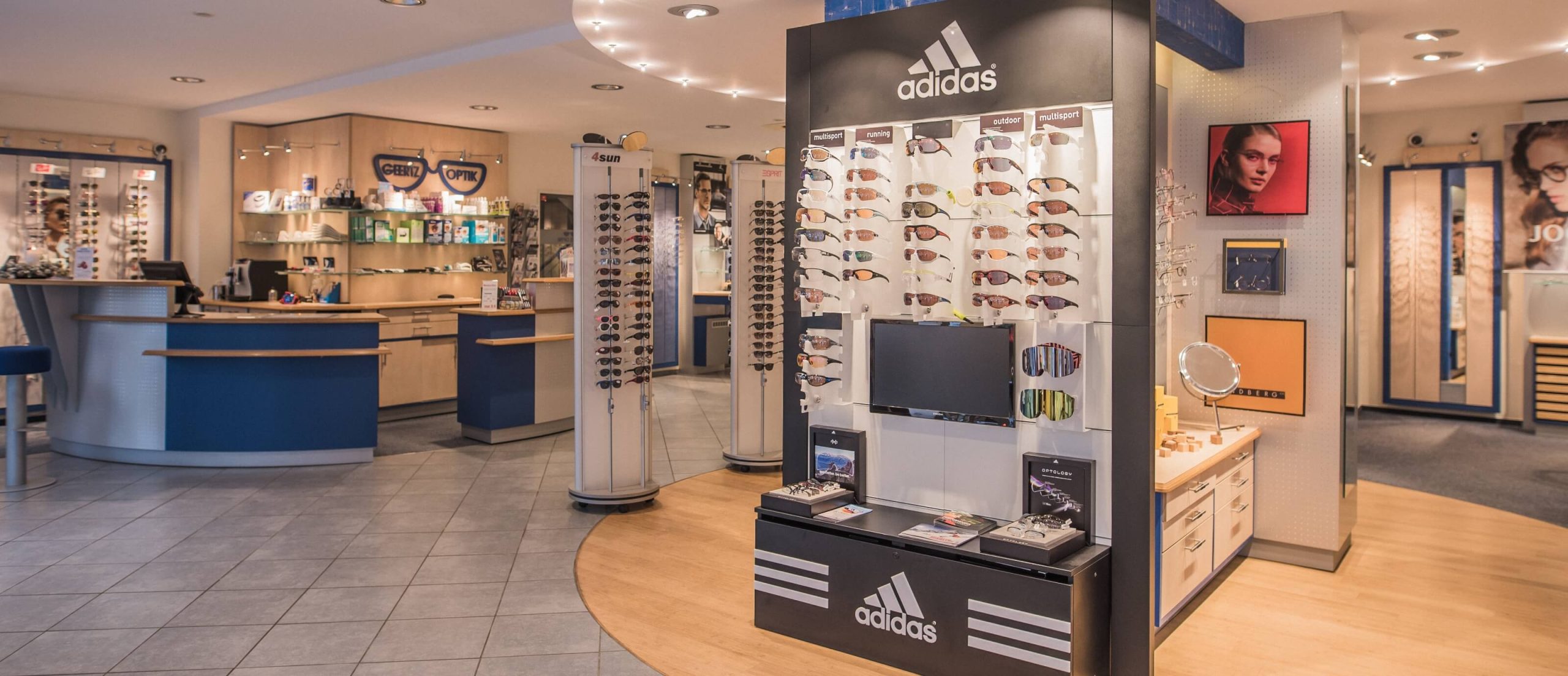 Geertz Laden von innen mit Fokus auf Adidas Brillen