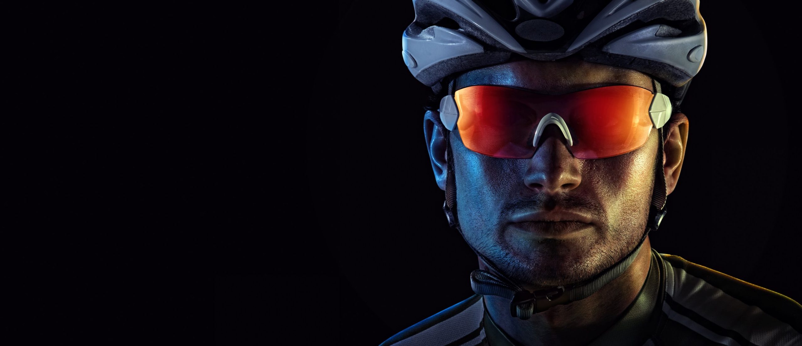 Fahrradfahrer mit Helm und Sportbrille guckt konzentriert